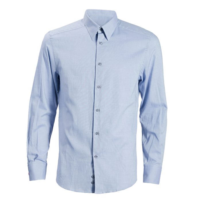 Camisa de vestir clásica azul con botones, cuello puntiagudo y manga larga.