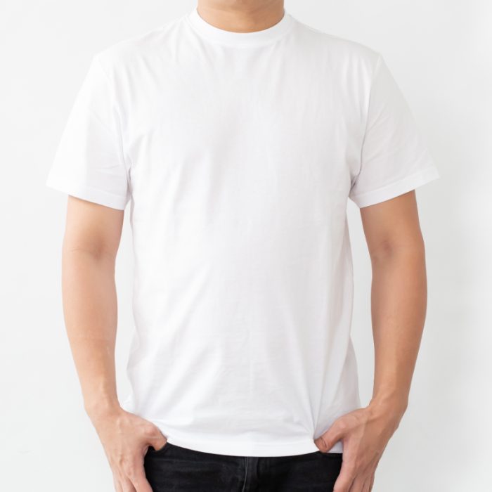 Hombre usando la Camiseta Essential Pure White sobre fondo neutro